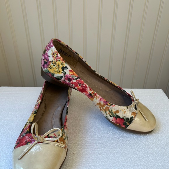 Aerosoles womens floral slip on flats shiny round tip shoe bow appliqué size 8 - Picture 1 of 14